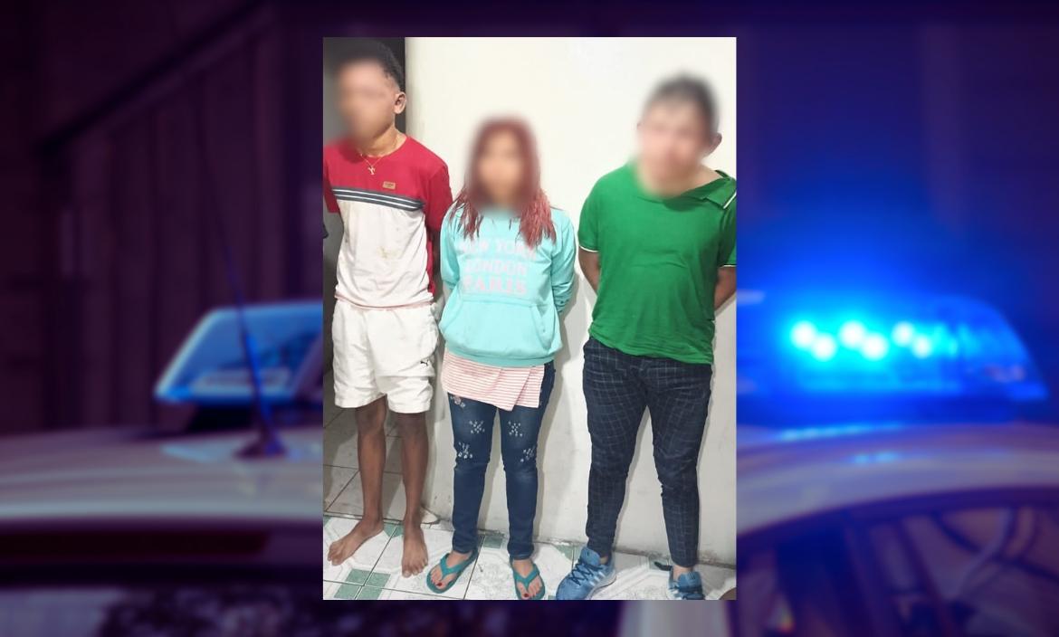 La fotografía de los tres detenidos fue publicada por la Policía Nacional en su cuenta de X.