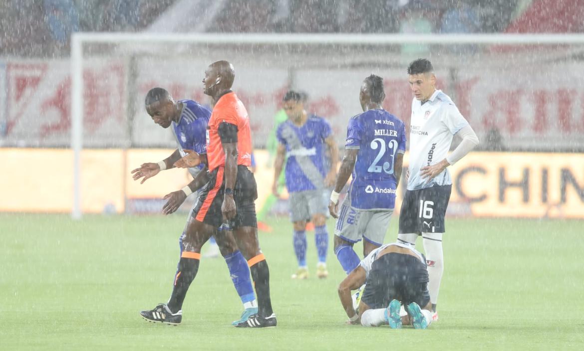 Con tremendo aguacero se inició el LDU vs. Emelec.