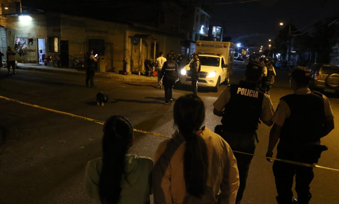 Sobre la acera quedó el cadáver de un hombre, en la 28 y la C, suburbio de Guayaquil.