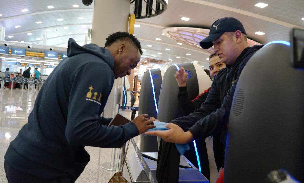 Jugadores de Liga firmaron autógrafos a la salida de Ecuador.