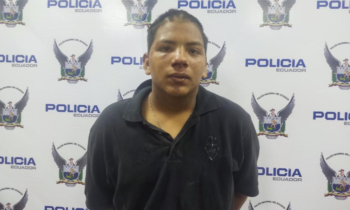 Kevin José Aguilar Laurido tiene 18 años y era golpeado por un grupo de personas cuando la Policía Nacional intervino en su defensa.