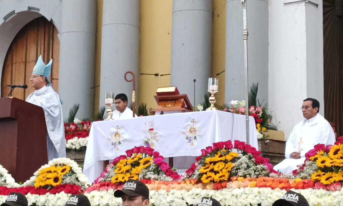 El Obispo realizó el acto sagrado para despedir a la Virgen del Cisne.
