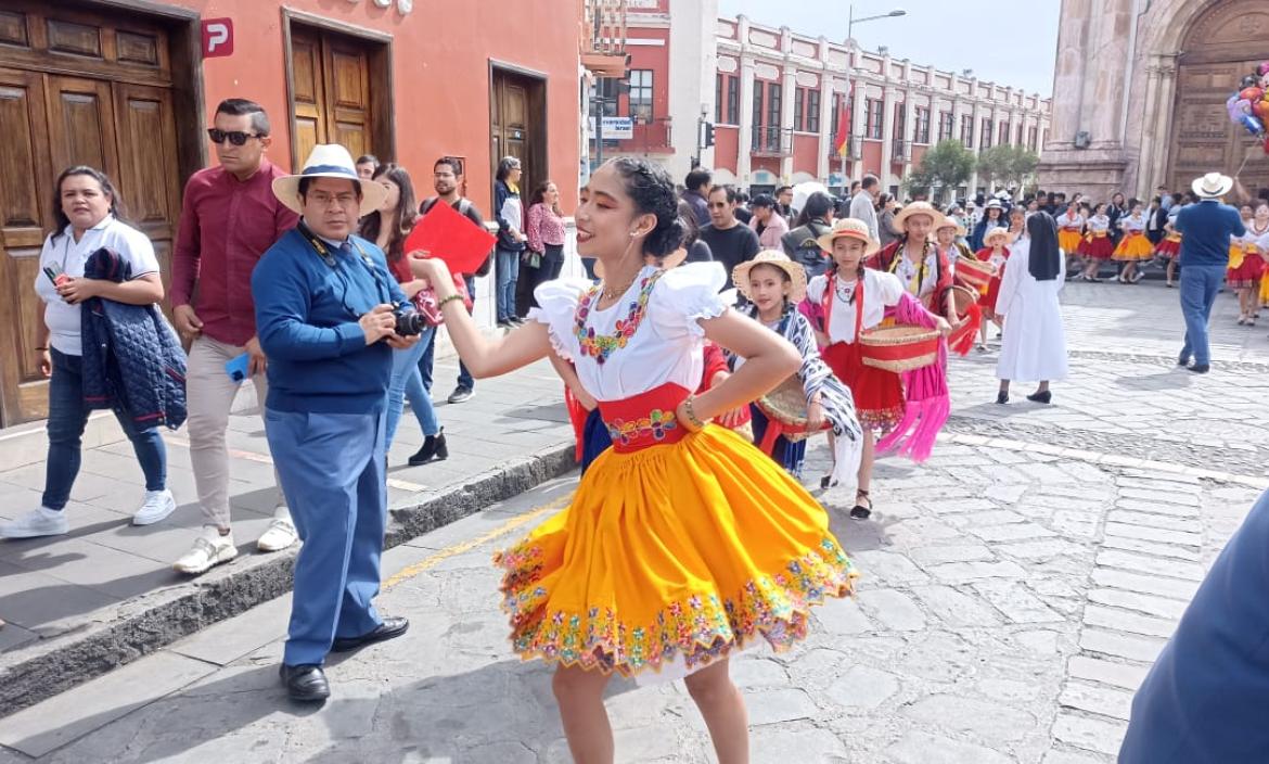 Estudiantes participaron en el desfile por las fiestas de Cuenca.