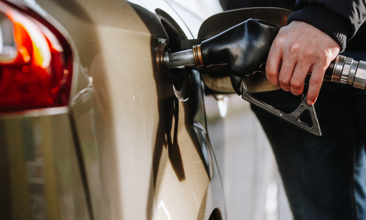 La Gasolina súper baja 9 centavos respecto al mes pasado.