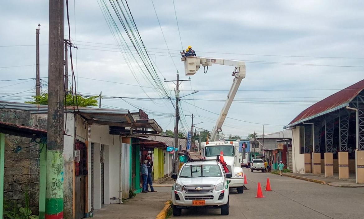 Personal de CNEL durante sus labores en cuanto a la energía eléctrica.