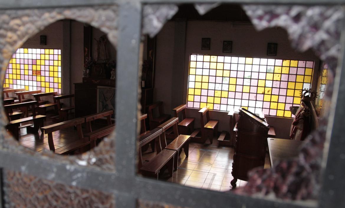 Algunos vidrios de la capilla han sido destruidos. Los moradores temen que sea una estrategia para luego robar cualquier objeto.