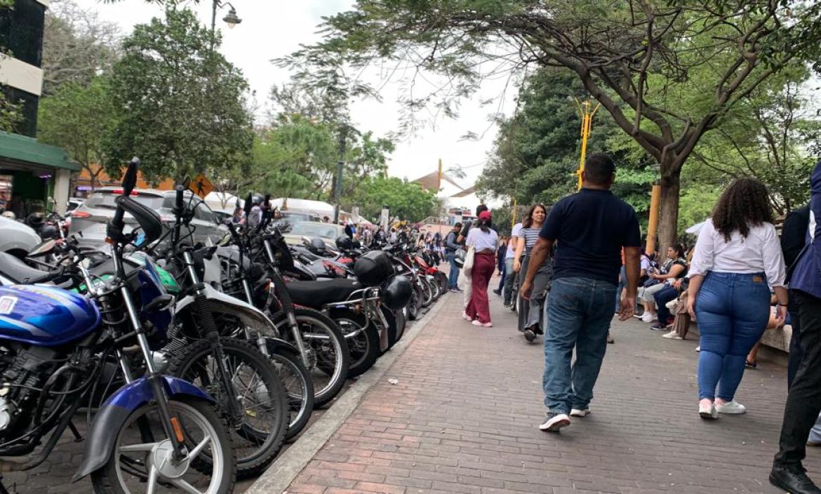 Alumnos de la UG continúan parqueando sus vehículos a las afueras de la institución al no tener otra alternativa.