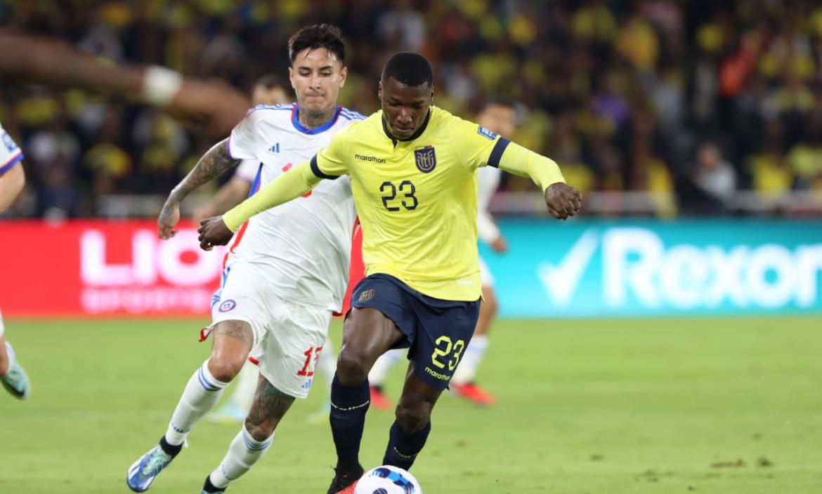 Ecuador luchaba por la posesión del balón con Moisés Caicedo en el medio sector.