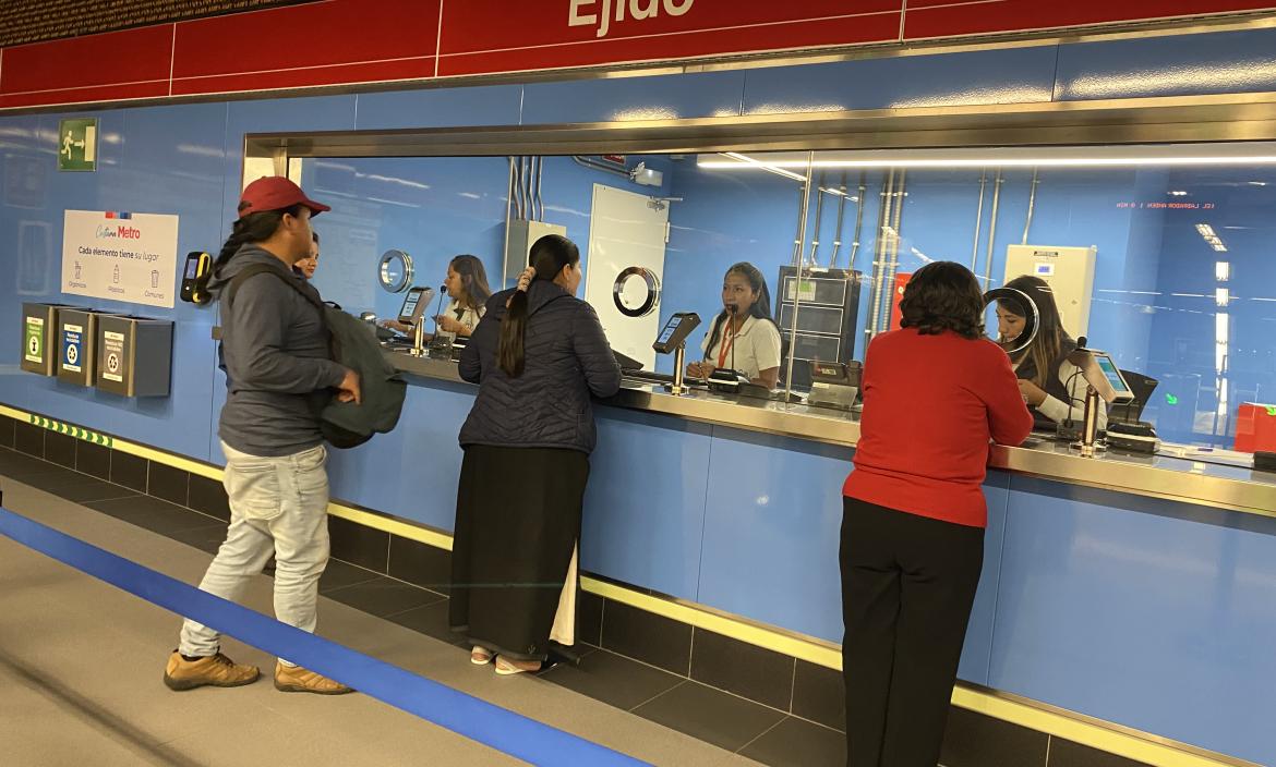 En las ventanillas se ha informado a los usuarios los detalles de las operaciones del Metro de Quito.
