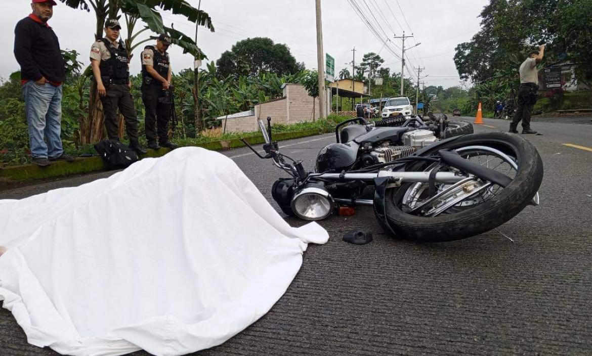 Un hombre perdió la vida en su moto.