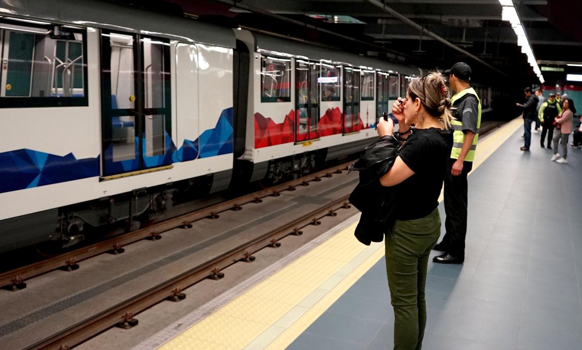 Una usuaria no desaprovechó el tiempo para maquillarse en el Metro de Quito.