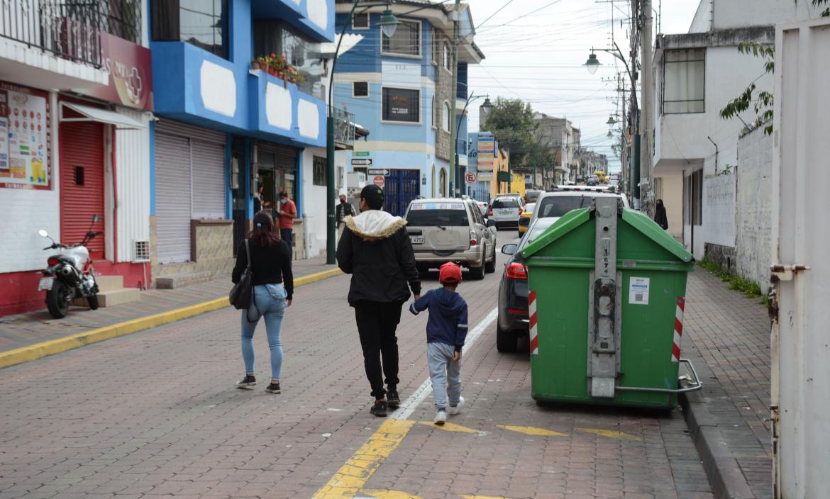 Junto a este contenedor de basura estaba el vehículo en el que Paola Ortega esperaba a su esposo.