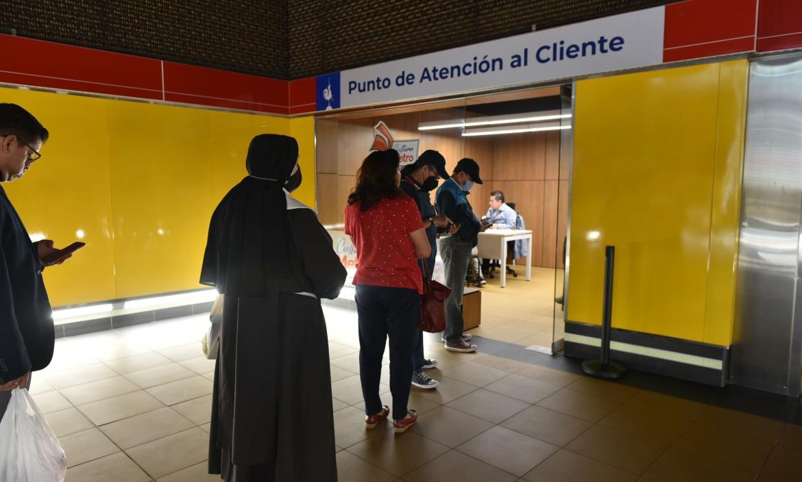 monjita en el Metro de Quito