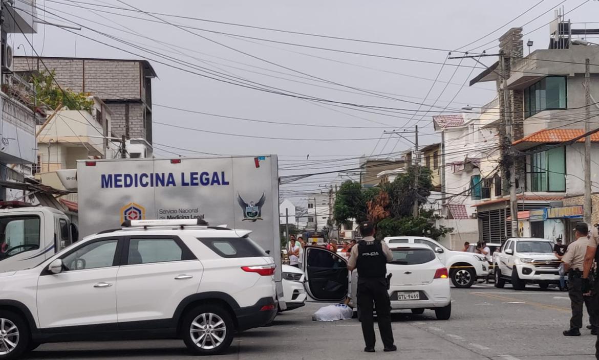 La Policía llegó al sitio del triple crimen.