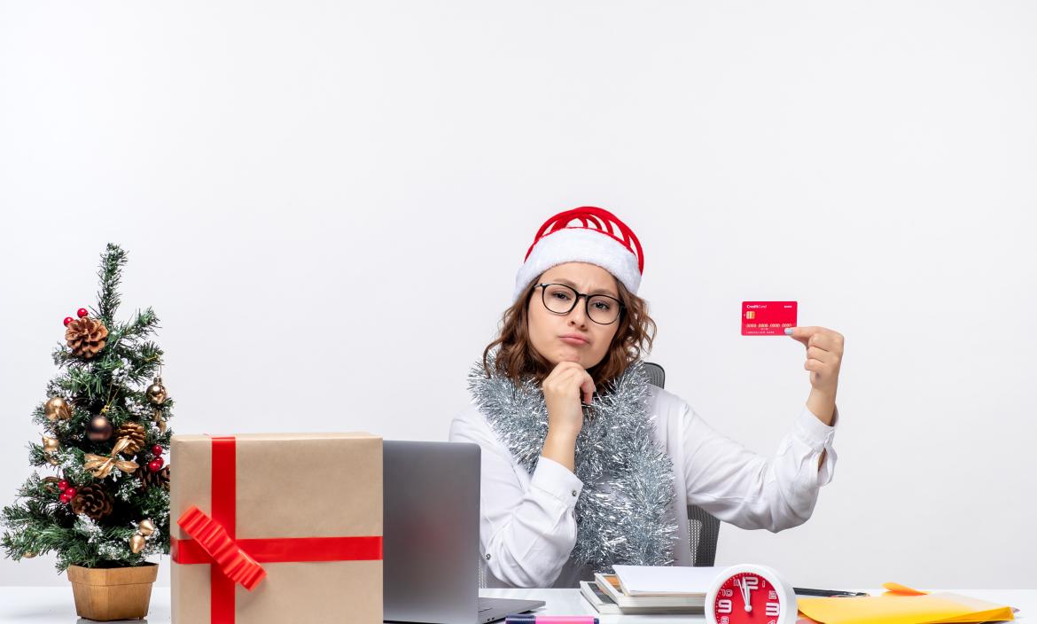 vista-frontal-trabajadora-sentada-antes-su-lugar-trabajo-tarjeta-bancaria-trabajo-trabajo-comercial-oficina-navidad-vacaciones