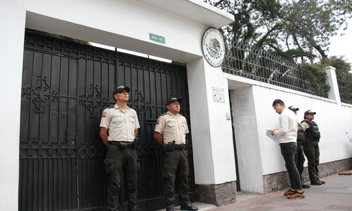 Miembros policiales fueron ubicados en la parte externa de la Embajada de México.