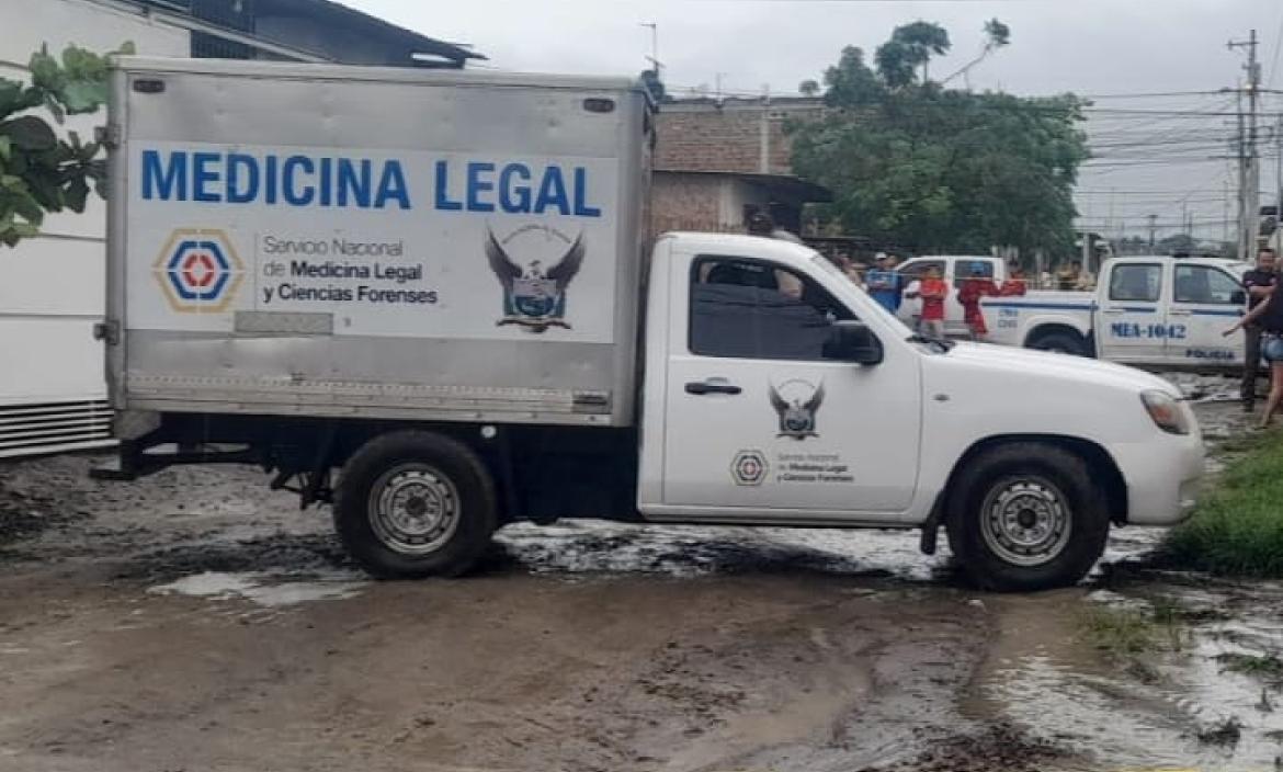 El cadáver del ciudadano estaba empapado por la lluvia.