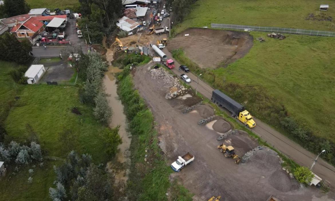 Un socavón en la vía Monay- Baguanchi dejó sin agua potable a más de 5.000 personas en Cuenca.