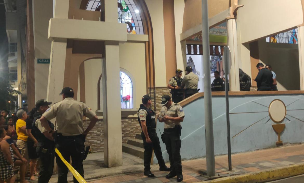 La Policía recoge indicios dentro de la iglesia, investigan las causas del crimen.