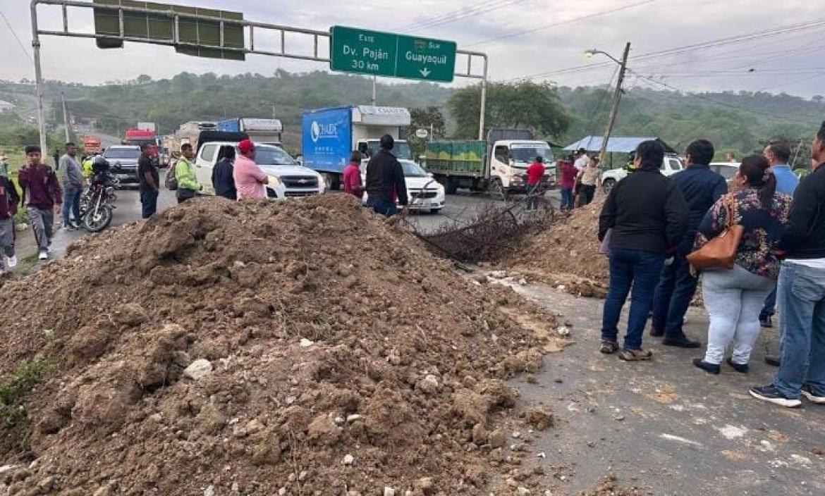 Vía Jipijapa - Guayaquil permanece cerrada.