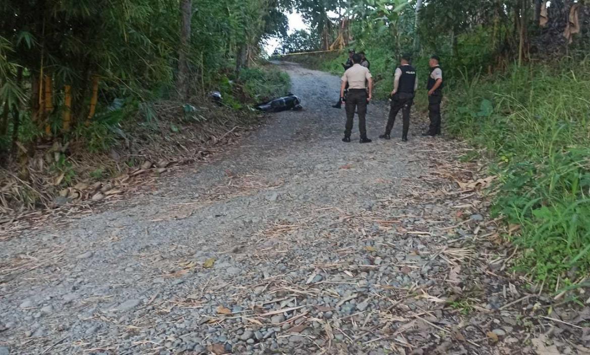 El cuerpo fue hallado en una calle empedrada en el sector de Guayacanes.
