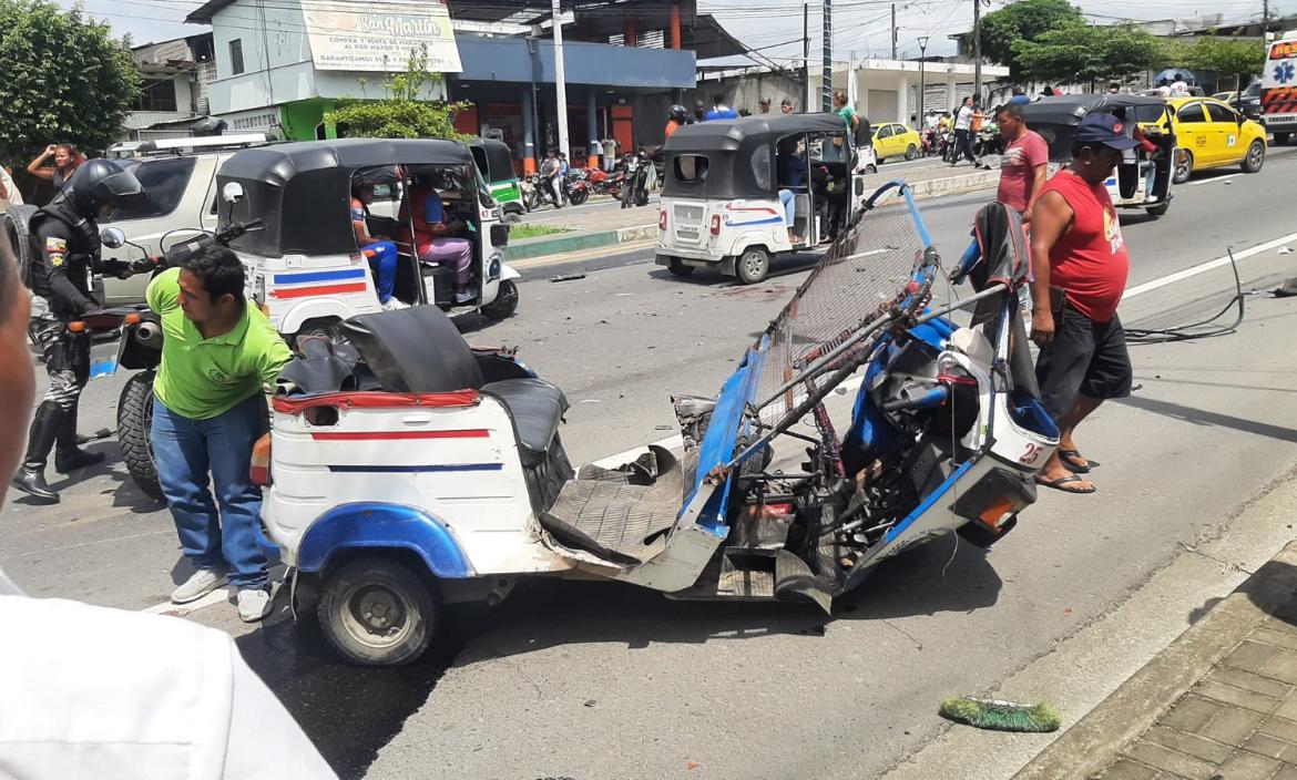 La mototaxi sufrió daños. Además, los ocupantes salieron lesionados.