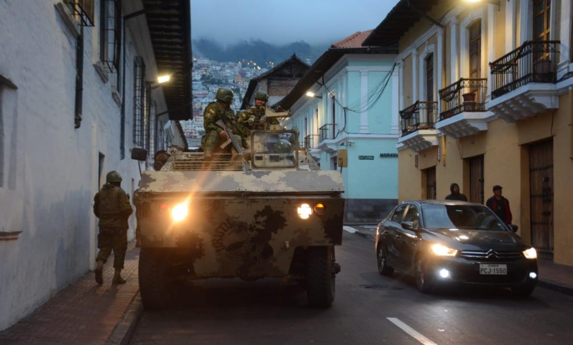 Las calles de Quito, con militares.