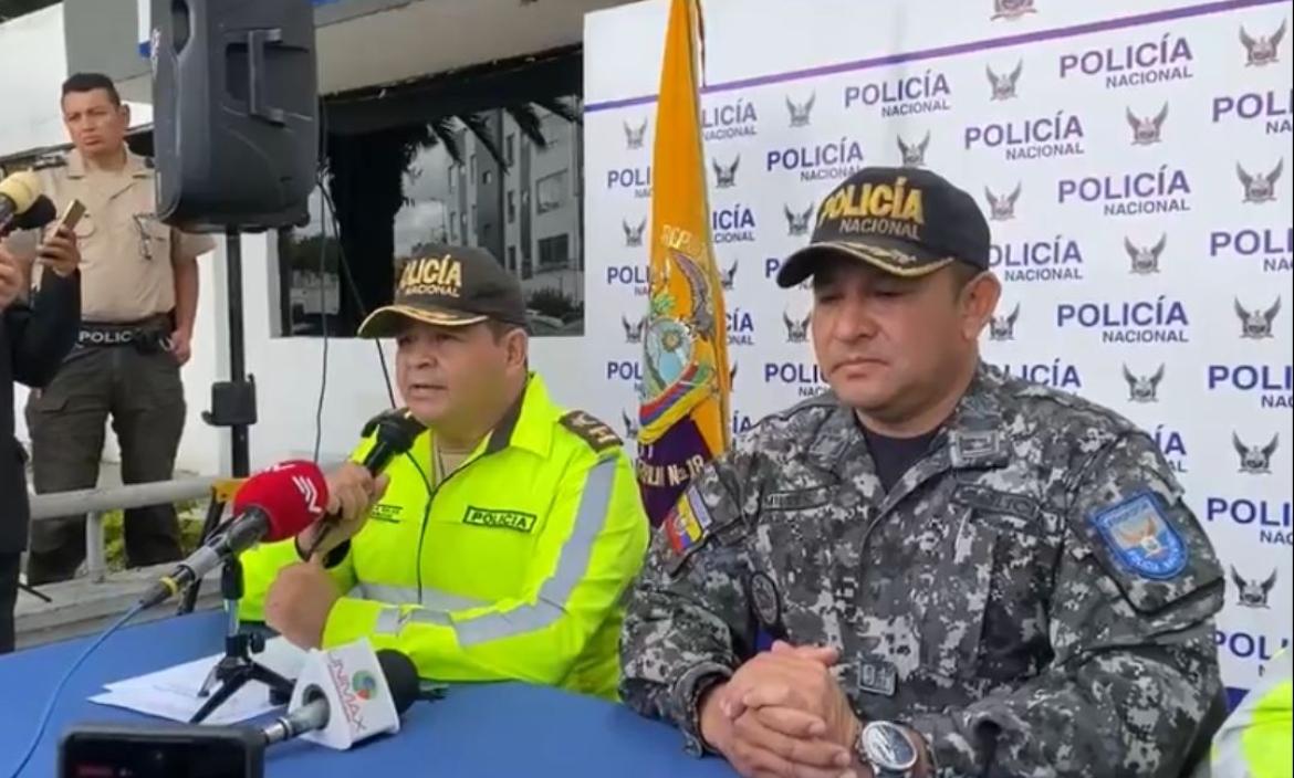 Los coroneles: Fabricio Silva, jefe de la Subzona de Tungurahua; y Renán Miller de la Zona Tres, informaron sobre los operativos en las ùltimas 12 horas en Ambato.