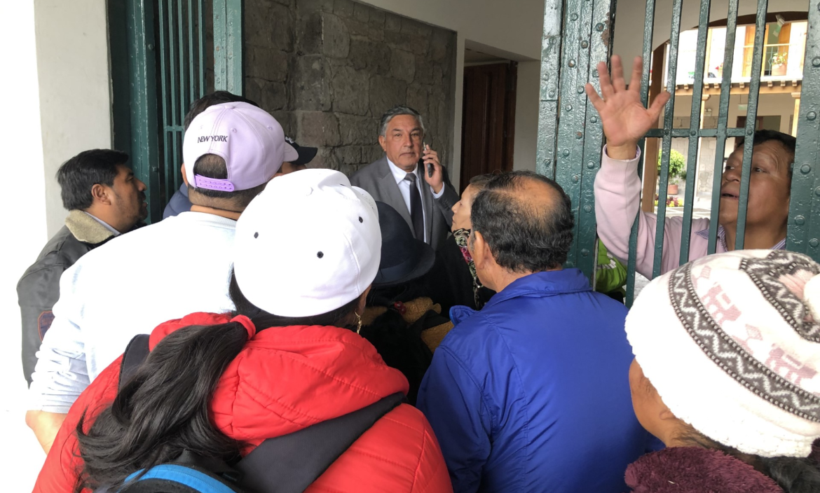 Familiares de personas detenidas conversaron con el gobernador de Cotopaxi.