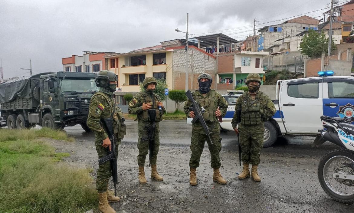 Fuerzas del orden decomisaron licor artesanal en Loja.
