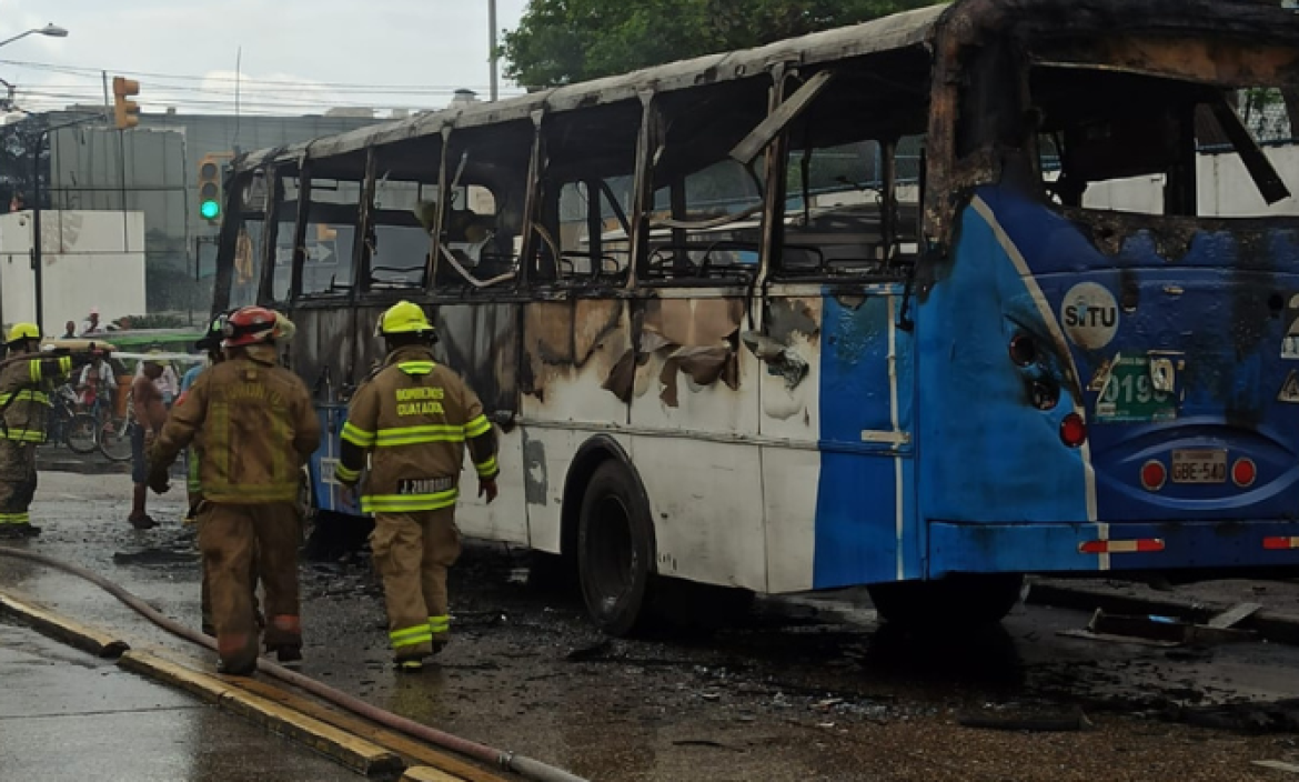 Bus se incendió en Guayaquil.