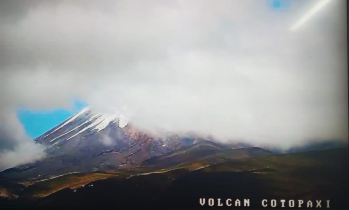 Descenso de agua lodosa del volcán Cotopaxi.