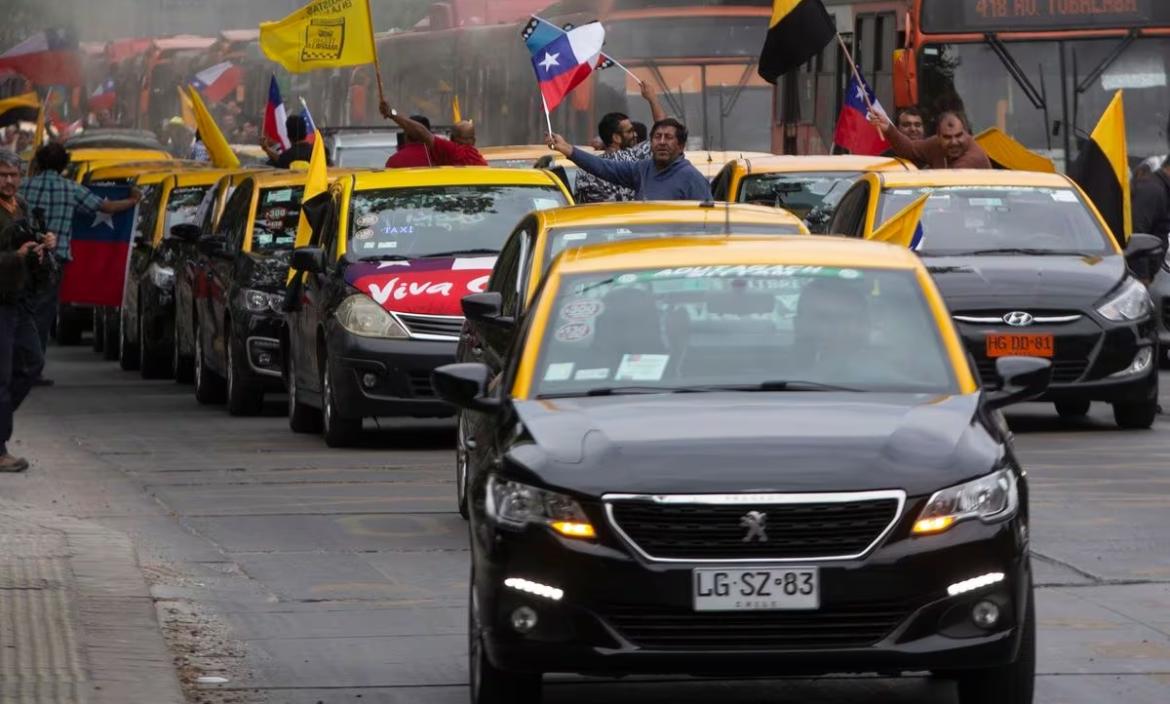 Taxistas participando en una protesta pacífica en Santiago de Chile.