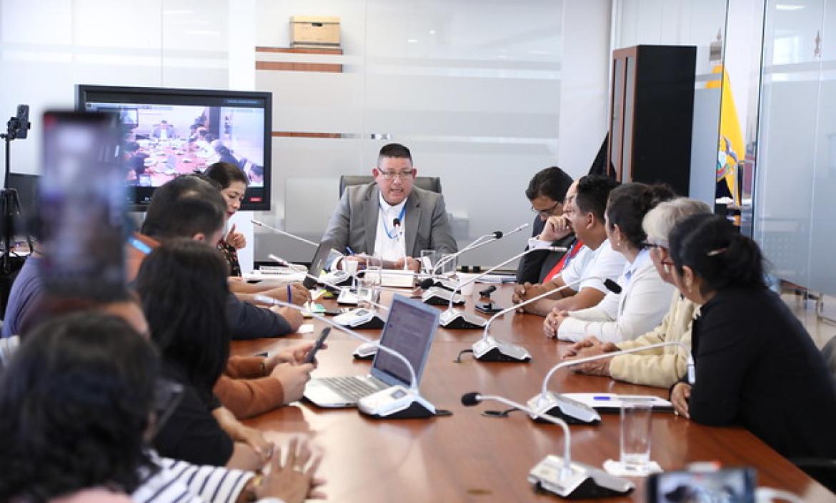 El asambleísta Guido Vargas (centro) denunció que fue perseguido por delincuentes, en Quito.