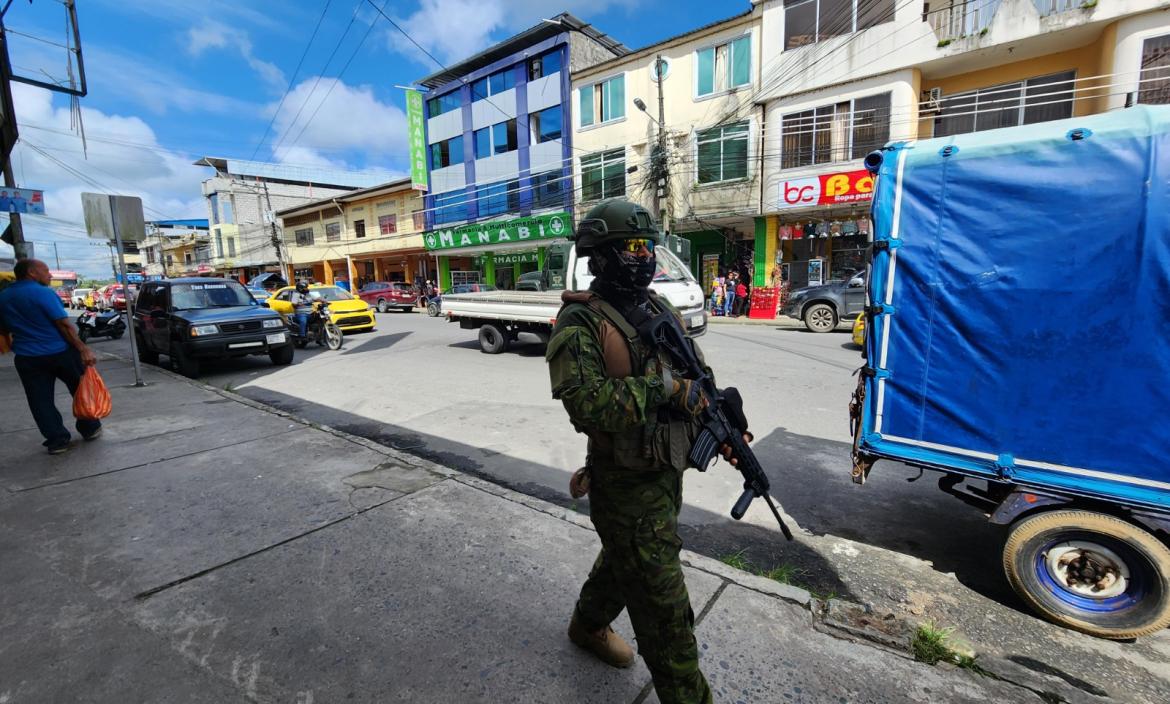 Militares continúan patrullando las calles de Esmeraldas.