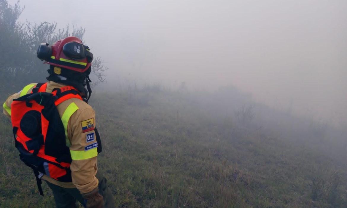 El Cuerpo de Bomberos de Quito controló el incendio forestal en el volcán Ilaló cuando llegaba la noche del 23 de enero de 2024.