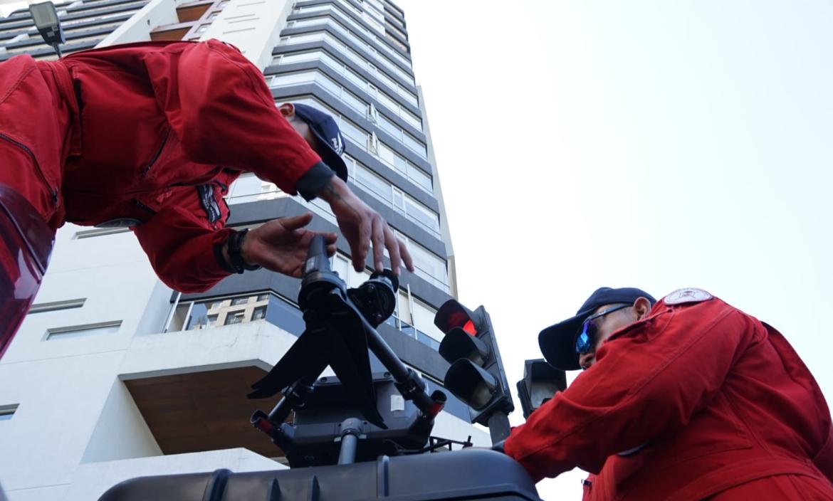 Agentes realizan la inspección en el lugar y edificio donde murió un joven.