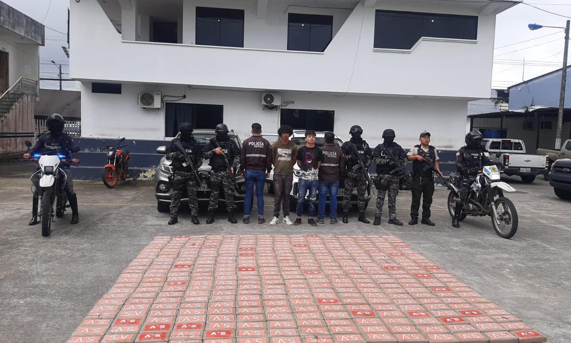 Manabí: Los sorprendieron encaletando droga en dos vehículos