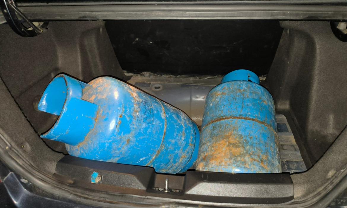 En los vehículos se encontraron cilindros de gas.