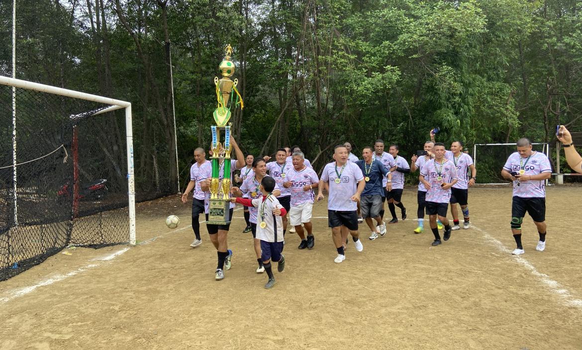 Gran Colombia dando la vuelta olímpica con el gigante trofeo.