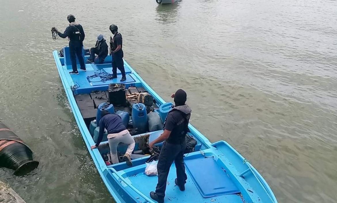 La Policía incautó droga en una lancha, en Esmeraldas.