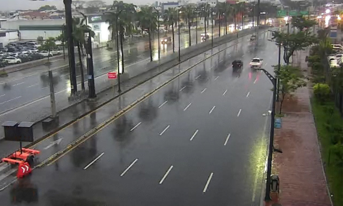 La lluvia en Guayaquil continúa hasta esta hora.