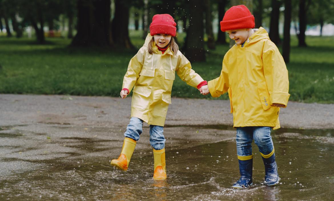 niños jugando en la lluvia
