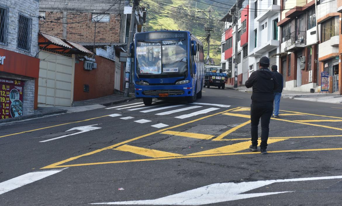 Los moradores temen ser víctimas de accidentes al cruzar las intersecciones de la calle Guatemala, en Quito.