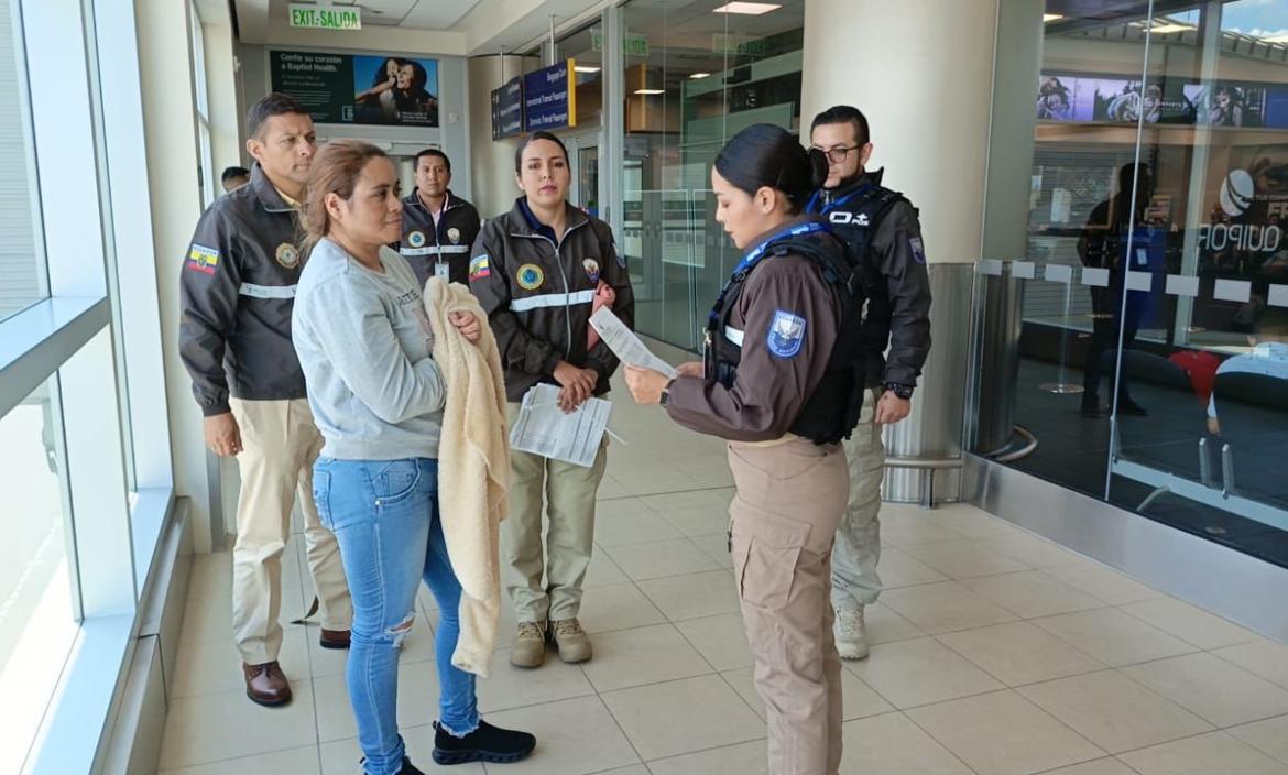 La mujer fue enviada desde Colombia vía aérea. Su llegada al Ecuador fue en el aeropuerto Mariscal Sucre, de Quito.