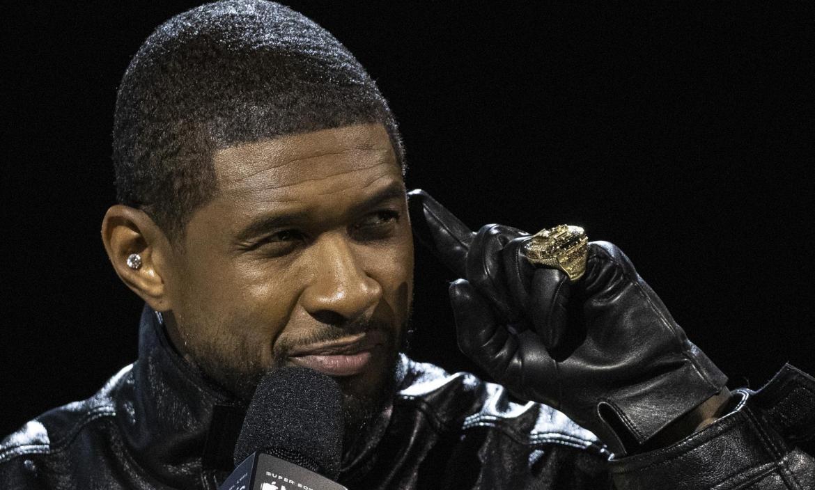 Usher, la estrella del medio tiempo del Super Bowl.