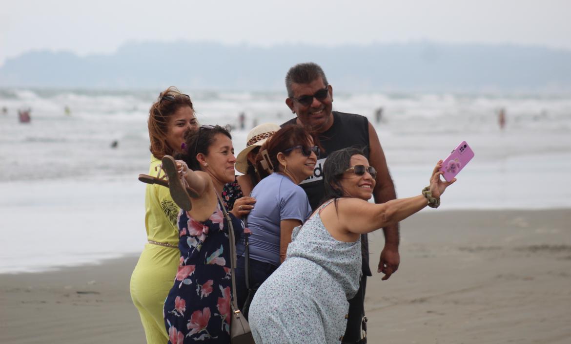 Familia compartiendo en las playas de Esmeraldas durante el feriado de Carnaval.