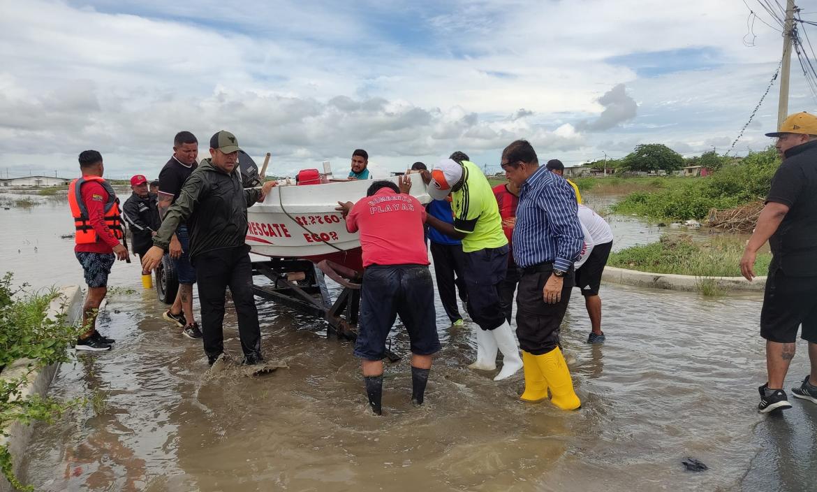 PLAYAS Bomberos evacuan a las familias de zonas inundadas