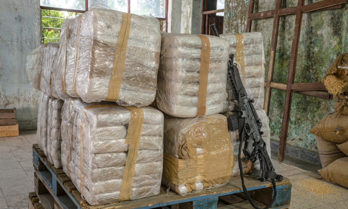 Referencial: con frecuencia, la Policía de Ecuador incauta clorhidrato de cocaína en paquetes.