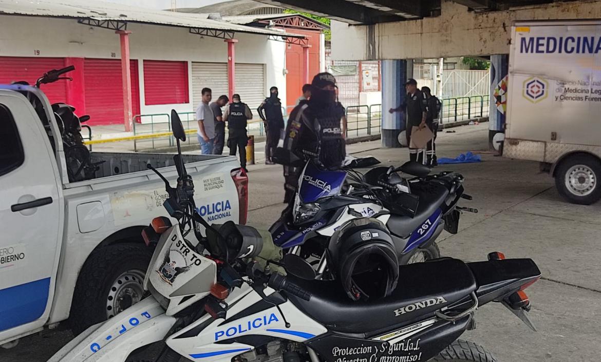Policías llegaron al lugar para recabar indicios, en Guayaquil.
